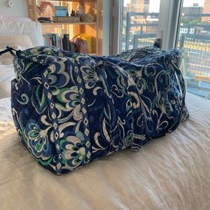 Vera Bradley travel bag in great condition!